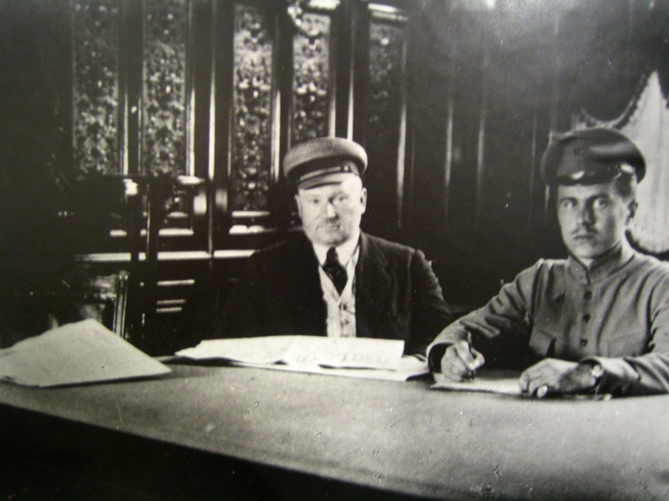 Vatsetis (left) with his aide-de-camp. In 1918, many Red commanders wore civilian clothing— quite convenient in the event of “unforeseen circumstances.”