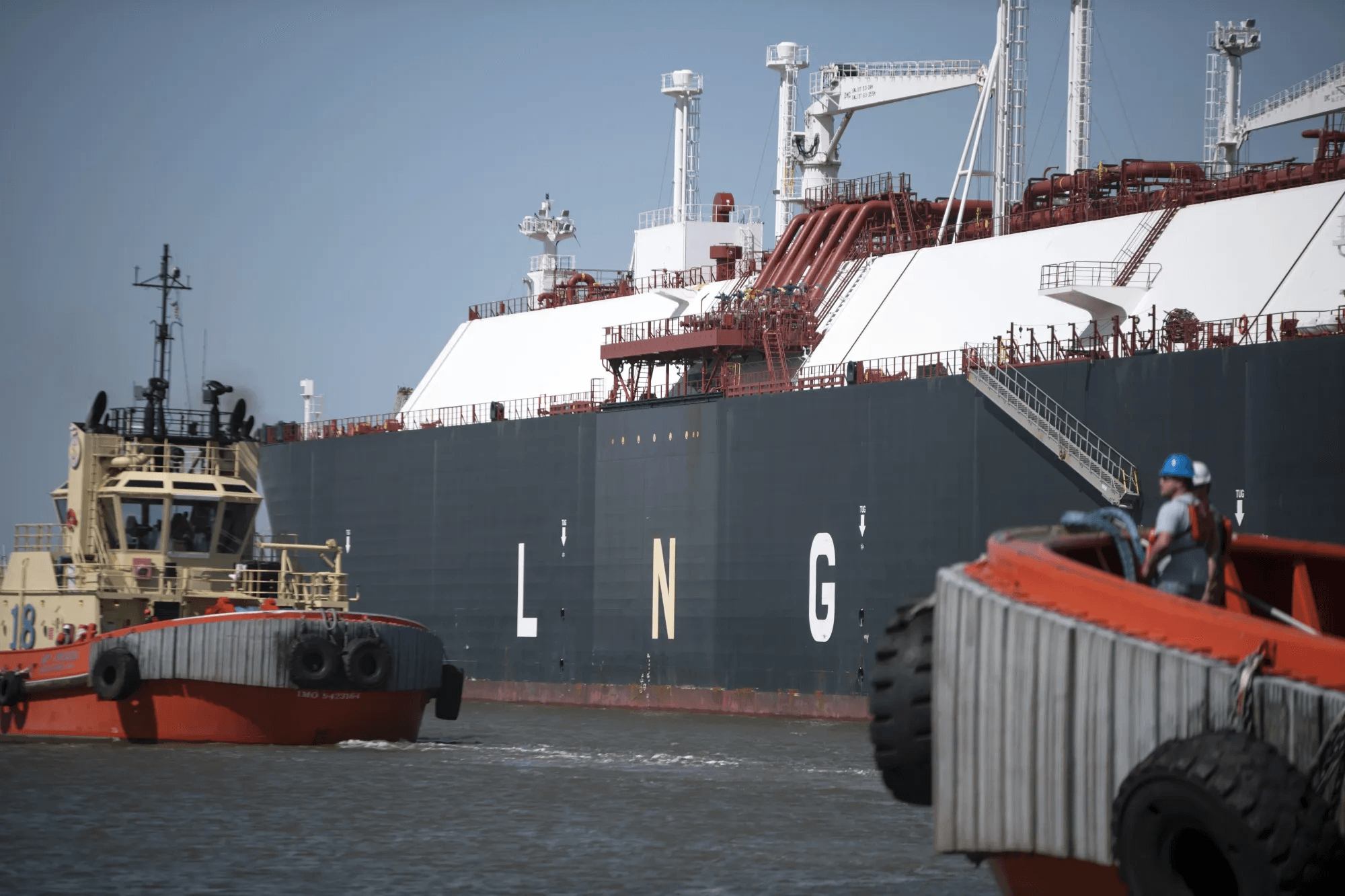 Photo: Tanker carrying liquefied natural gas / Bloomberg