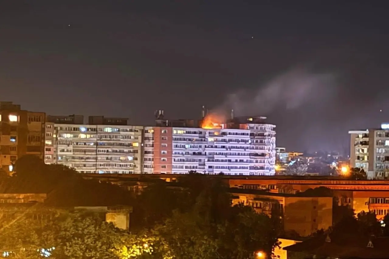 A multi-storey residential building in Galați on fire after being hit by a Russian drone on May 28. Photo: Exilenova+