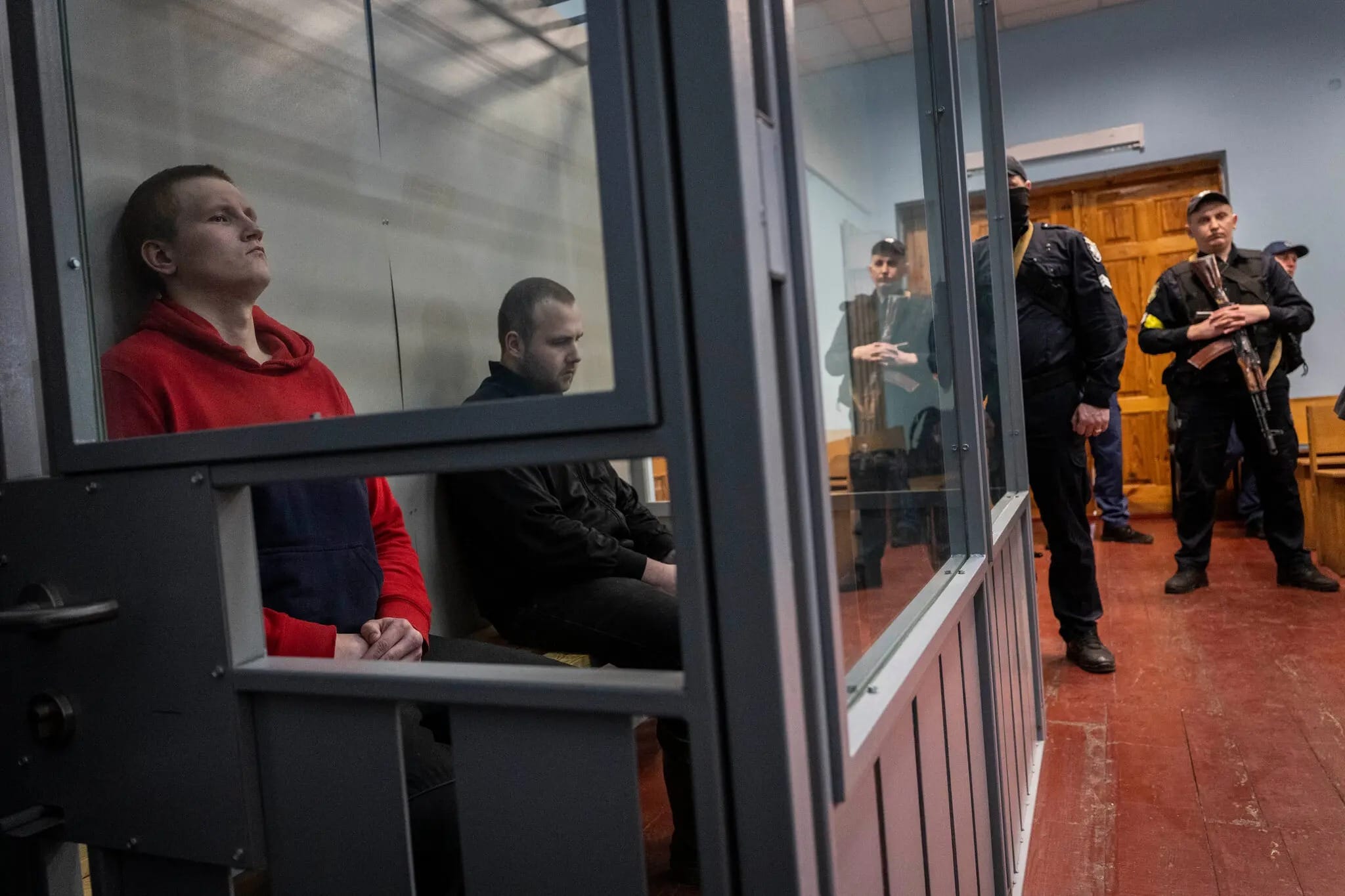 Двое российских солдат признали себя виновными в стрельбе по жилым домам Харьковской области