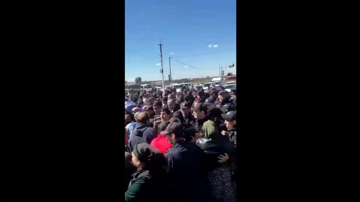 «Наши дети — не удобрение!» В Дагестане на митингах против мобилизации протестующие перекрывают трассы, силовики стреляют в воздух