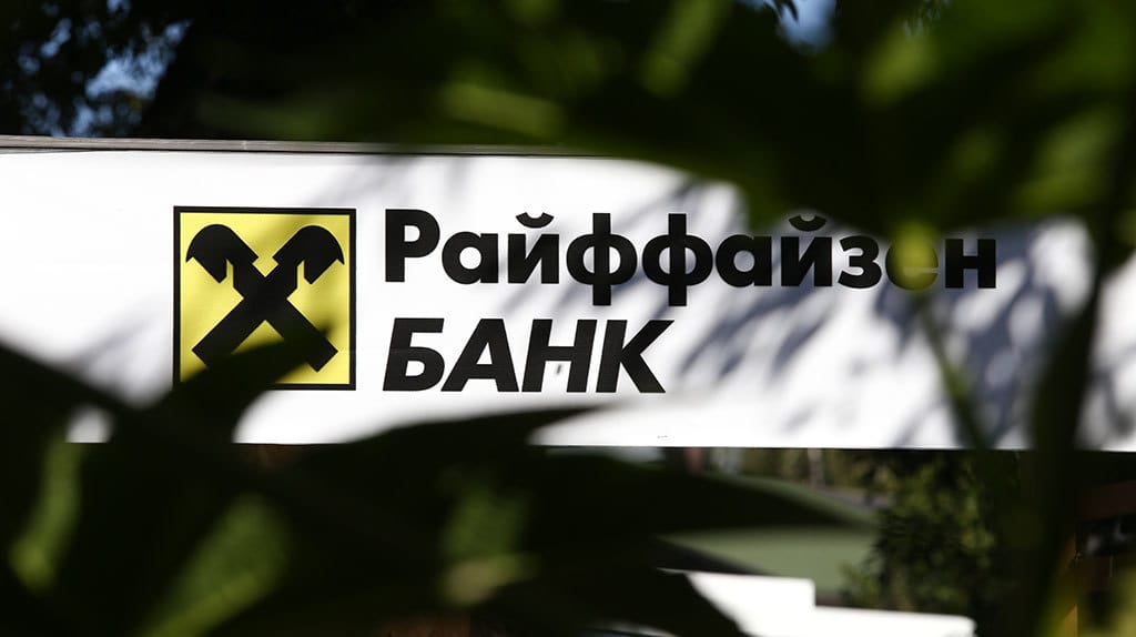 Райффайзен Банк остановит прием и покупку наличных евро и долларов у физлиц с 1 августа