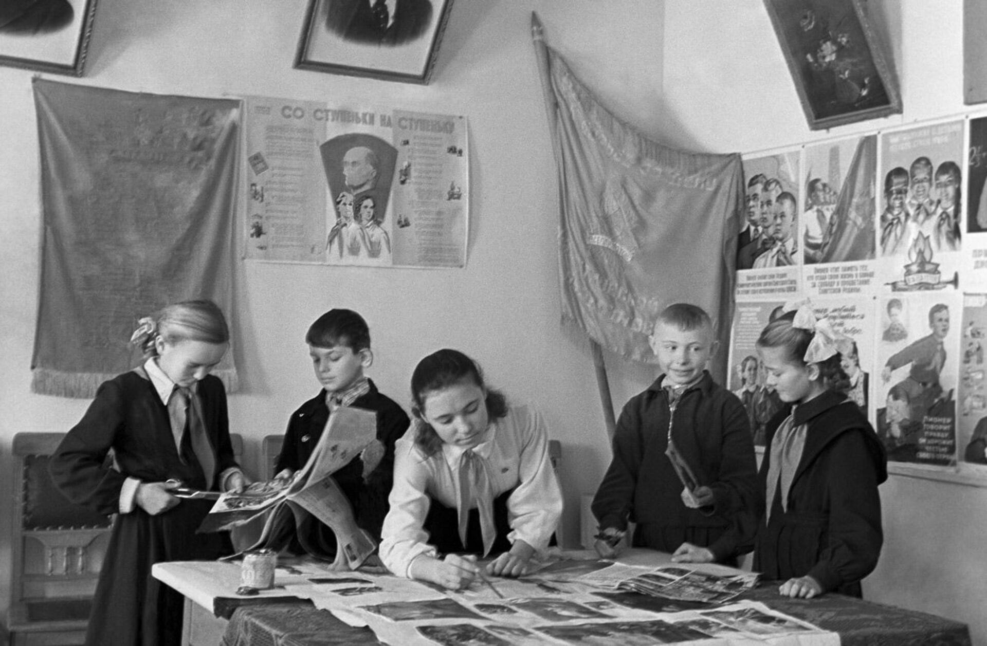 «А теперь закройте тетради и послушайте». Как навязывалась и как обходилась пропаганда в советских школах 