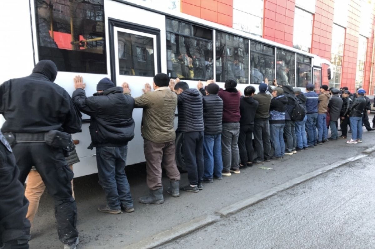 Baza: Рейды полиции в Подмосковье по стройкам и рынкам пополнили российскую армию на 350 человек