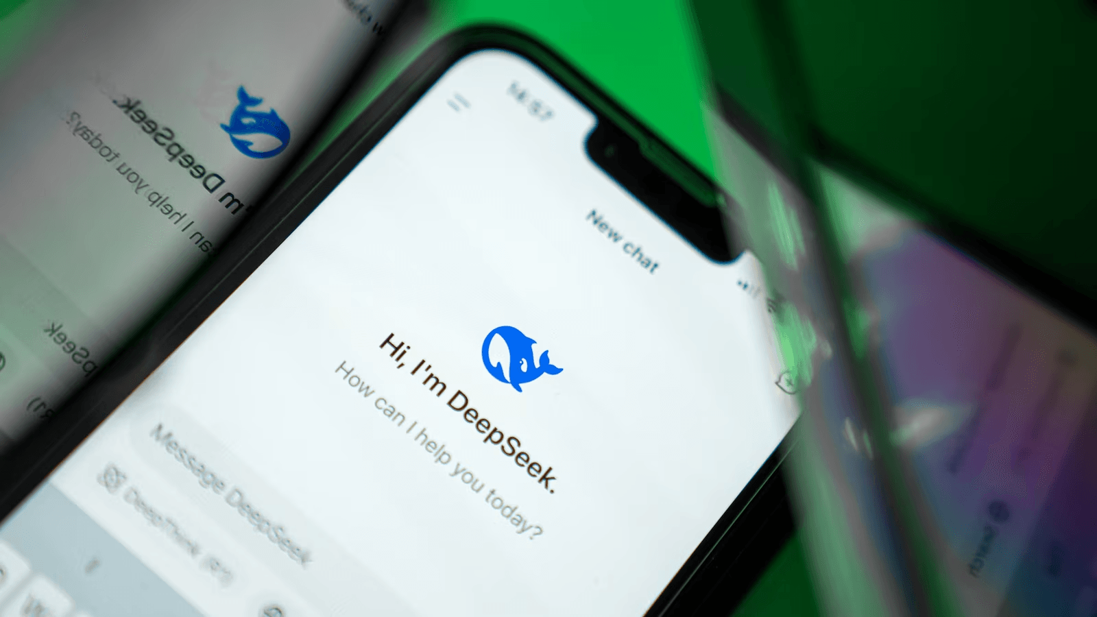 Китайский ИИ-стартап DeepSeek обвалил акции Nvidia, Microsoft и Google. Трамп на этом фоне пообещал ввести пошлины на импорт полупроводников
