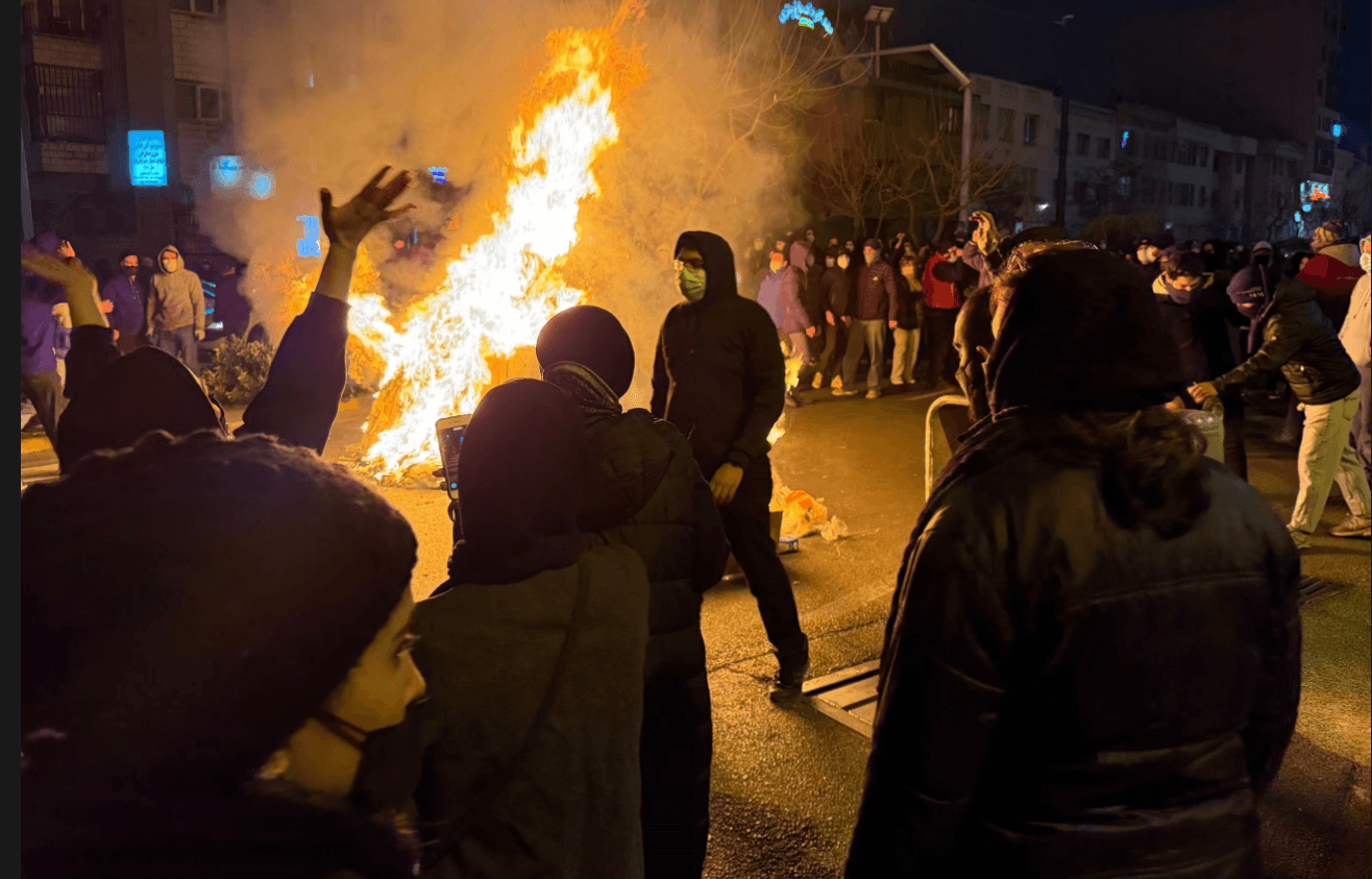 «Они думают, что мы добыча»: ход и свидетельства иранских протестов, в которых погибло не менее 5000 человек