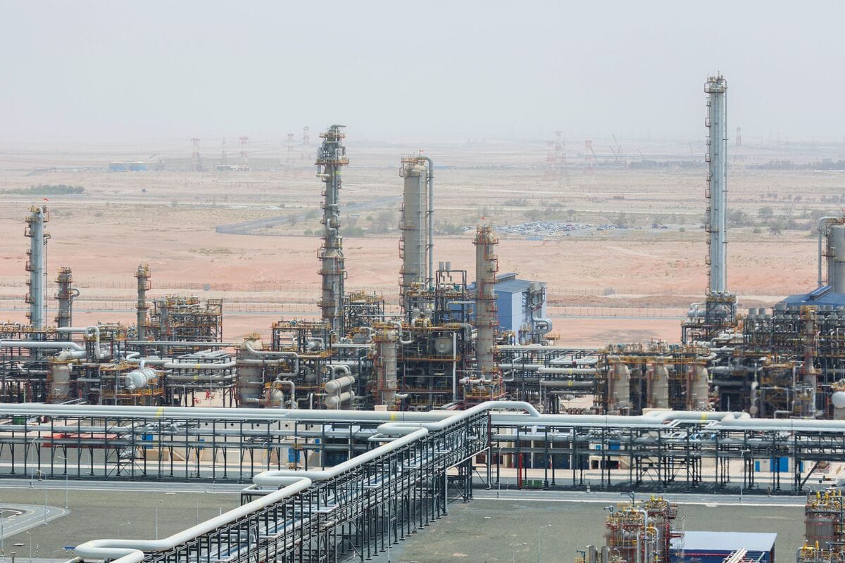 ОАЭ и Кувейт сокращают добычу нефти на фоне блокады Ормузского пролива