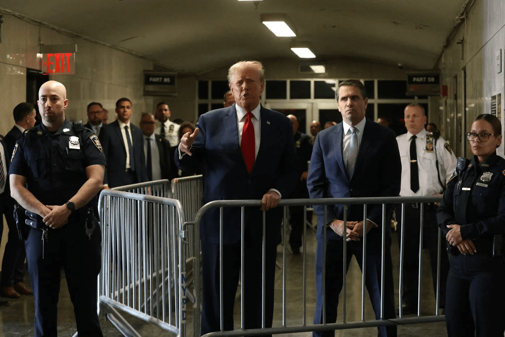 Президент США Дональд Трамп и Тодд Бланш (справа)