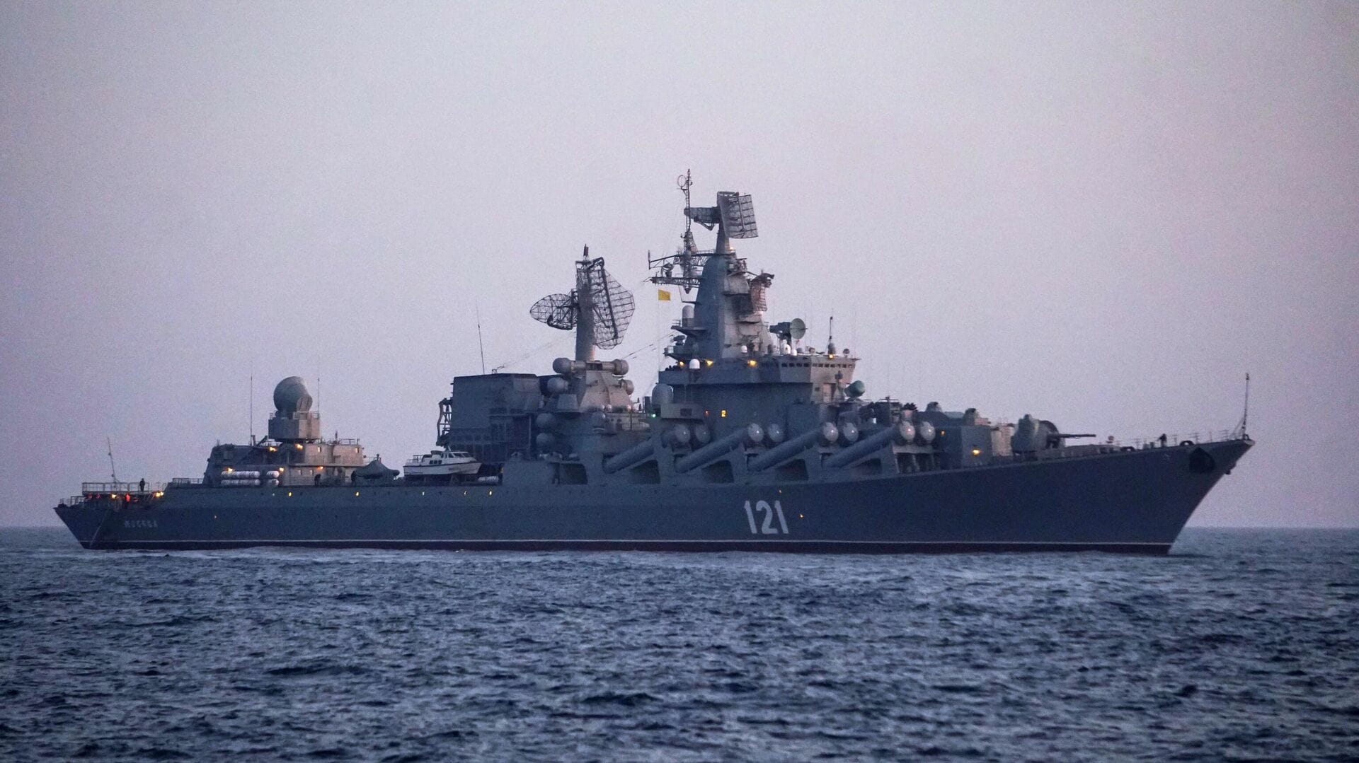 Российские военные забрали с крейсера «Москва» тела погибших и секретные документы — Главное управление разведки Минобороны Украины